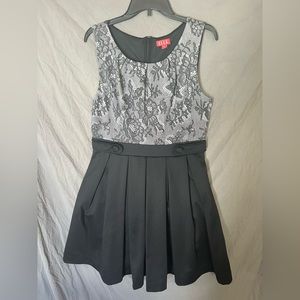 0000 Elle black sleeveless lace dress